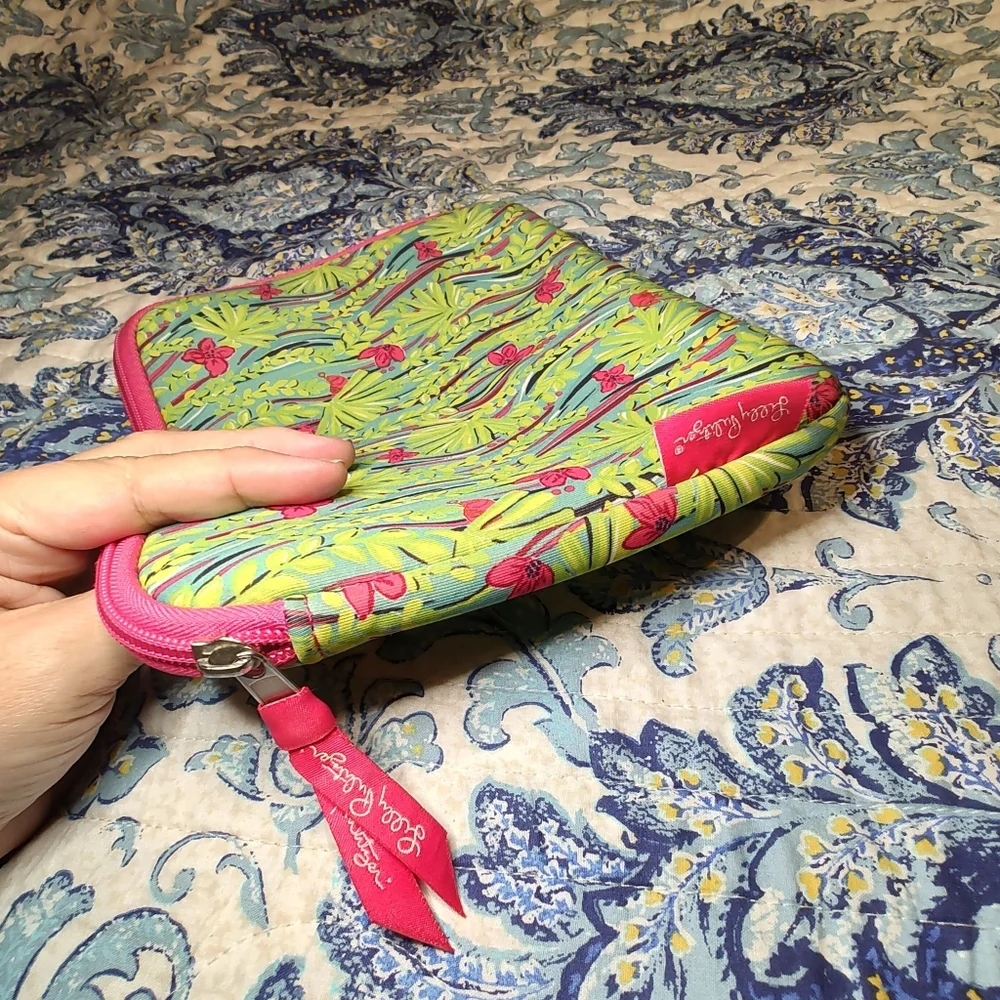 Lily Pulitzer Pink & Green Floral Print Foam Padded iPad Cover Zip Closure - Picture 6 of 9